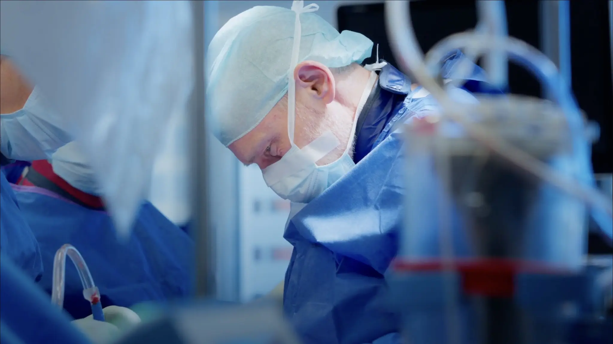 Chirurg im OP bei einem ästhetischen Eingriff